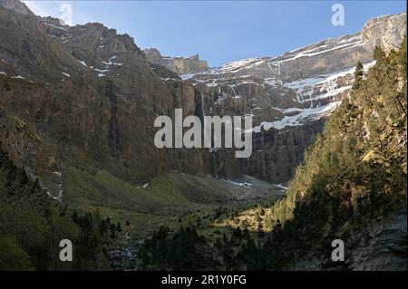 Blick auf die Gavarnie Falls, den höchsten Wasserfall auf dem französischen Festland, und den riesigen Cirque de Gavarnie im Nationalpark Pyrenäen Stockfoto