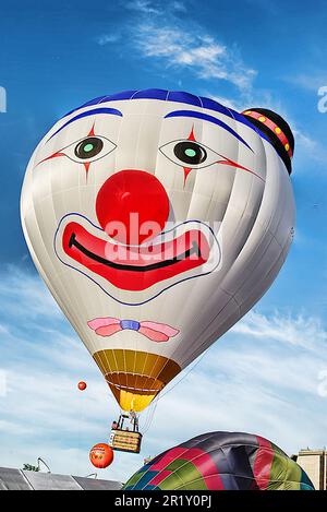 An der Putrajaya Hot Air Balloon Fiesta 2009 hebt ein lächelnder Clown-förmiger Heißluftballon ab. Stockfoto