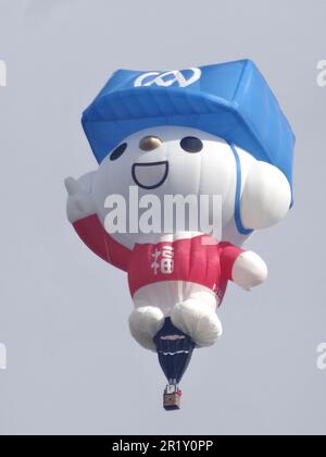 Chinesischer Heißluftballon in Sonderform, hergestellt von Ultramagic Stockfoto