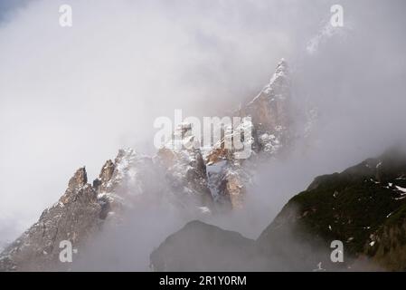 Panorami delle montagne e boschi delle dolomiti all'alba con nuvole Stockfoto