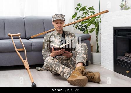 Soldat in Khaki-Militäruniform auf Krücken Stockfoto