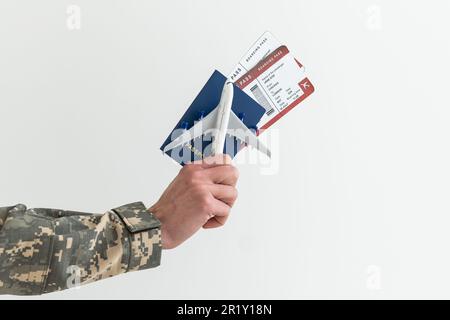 Ein Militärmann hat Pässe und Tickets Stockfoto