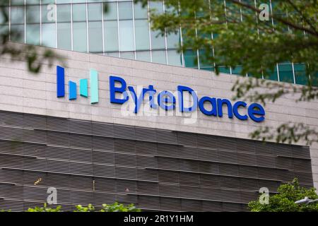 Nahaufnahme des Byte Dance Logos auf der Fassade eines Gebäudes, Singapur. Stockfoto