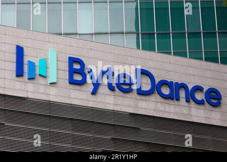 Nahaufnahme des Byte Dance Logos auf der Fassade eines Gebäudes, Singapur. Stockfoto