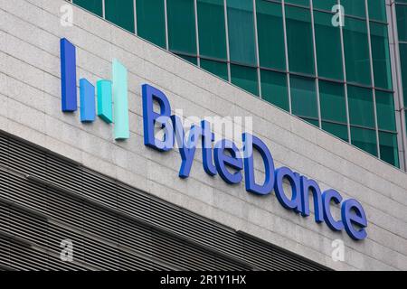 Nahaufnahme des Byte Dance Logos auf der Fassade eines Gebäudes, Singapur. Stockfoto