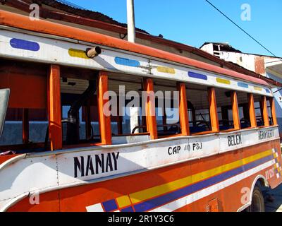 Iquitos, Amazonas / Peru - 13. Mai 2011: Der Oldtimer-Bus in Iquitos auf dem Amazonas, Peru Stockfoto