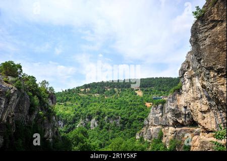 Die Kristallglasterrasse in Safranbolu ist ein Ort, an dem Touristen Interesse zeigen. Die Aussicht von der gläsernen Terrasse zu genießen, ist eine angenehme Aktivität. Stockfoto