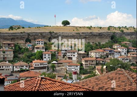 Safranbolu ist ein Bezirk in der Türkei. Es ist berühmt für seine osmanischen Häuser, gehört zum UNESCO-Weltkulturerbe und begrüßt viele Touristen. Stockfoto