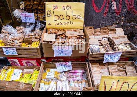 Neapel, Italien - 6. Mai 2023: Pasta, Gewürze und allgemeine Speisen im Freien in Neapel, Italien Stockfoto