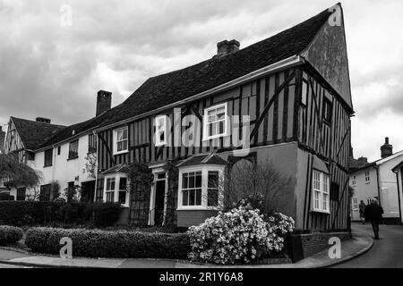 Eines von vielen krummen Fachwerkhäusern im alten Dorf Lavenham Suffolk England. April 2023 Stockfoto