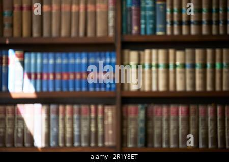 Unscharfe Aufnahme Von Rechtsbüchern Im Regal Des Anwaltskanzlers Oder Anwaltskanzleis Stockfoto