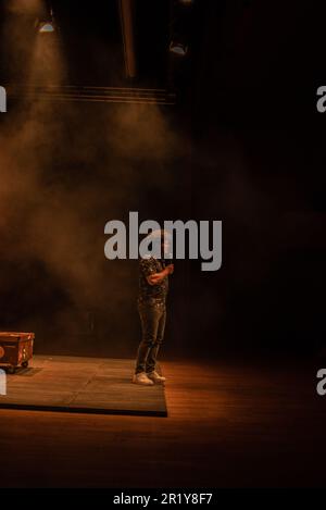 Cangas, Spanien. 13. Mai 2023. Der Schauspieler Xoxe Tourinan betritt die Bühne, um das Publikum zu begrüßen. Kredit: Xan Gasalla / Alamy Live News Stockfoto