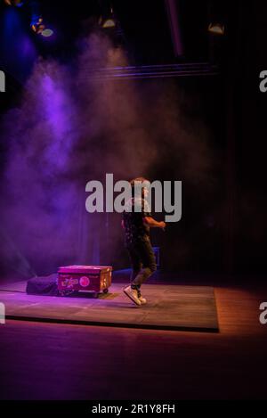 Cangas, Spanien. 13. Mai 2023. Der Schauspieler Xoxe Tourinan betritt die Bühne, um das Publikum zu begrüßen. Kredit: Xan Gasalla / Alamy Live News Stockfoto