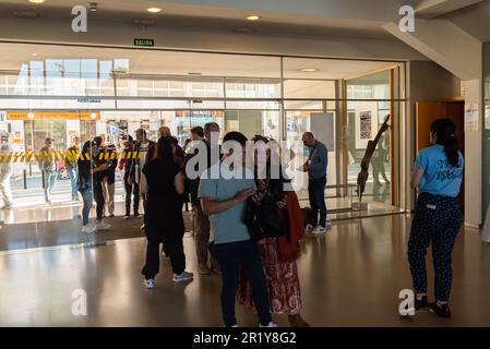 Cangas, Spanien. 13. Mai 2023. Das Publikum betritt das Theater und die Haupthalle, wo es voll war. Kredit: Xan Gasalla / Alamy Live News Stockfoto