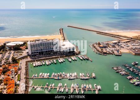 Herrlicher Blick auf den modernen, lebhaften und raffinierten Jachthafen von Vilamoura, einem der größten Ferienresorts in Europa, Vilamoura, Algarve, Portugal Stockfoto