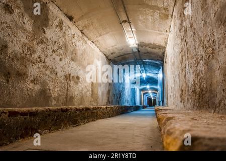 Almeria, Spanien - 29. Dezember 2022: Unterkünfte aus dem Bürgerkrieg - Tunnel, die während des spanischen Bürgerkriegs genutzt wurden, wo die einheimische Bevölkerung Schutz suchte Stockfoto