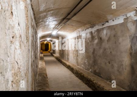 Almeria, Spanien - 29. Dezember 2022: Unterkünfte aus dem Bürgerkrieg - Tunnel, die während des spanischen Bürgerkriegs genutzt wurden, wo die einheimische Bevölkerung Schutz suchte Stockfoto