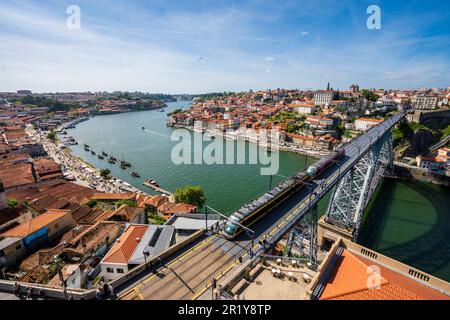 Fantastischer Panoramablick auf Porto und Gaia mit Fluss Douro, aus der Vogelperspektive, weltweit bekannt für guten Wein, Porto, Portugal Stockfoto