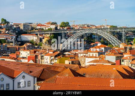 Fantastischer Panoramablick auf Porto und Gaia mit Fluss Douro, aus der Vogelperspektive, weltweit bekannt für guten Wein, Porto, Portugal Stockfoto