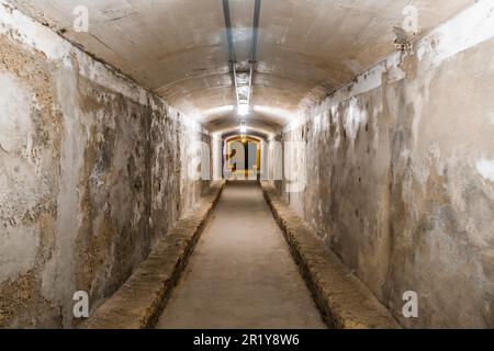 Almeria, Spanien - 29. Dezember 2022: Unterkünfte aus dem Bürgerkrieg - Tunnel, die während des spanischen Bürgerkriegs genutzt wurden, wo die einheimische Bevölkerung Schutz suchte Stockfoto