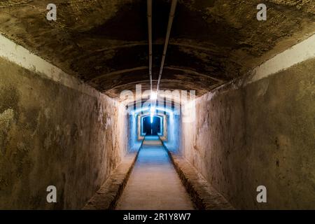 Almeria, Spanien - 29. Dezember 2022: Unterkünfte aus dem Bürgerkrieg - Tunnel, die während des spanischen Bürgerkriegs genutzt wurden, wo die einheimische Bevölkerung Schutz suchte Stockfoto