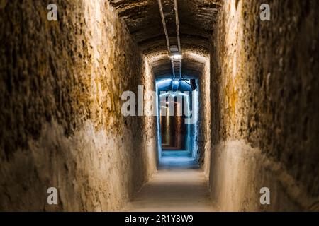 Almeria, Spanien - 29. Dezember 2022: Unterkünfte aus dem Bürgerkrieg - Tunnel, die während des spanischen Bürgerkriegs genutzt wurden, wo die einheimische Bevölkerung Schutz suchte Stockfoto