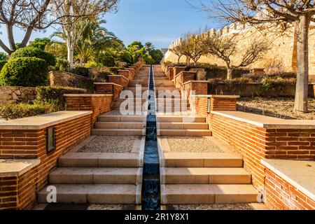 Vor den Treppen der Alcazaba von Almeria, einer befestigten Anlage in Südspanien, Aufbau einer defensiven Zitadelle mit Mauern, Türmen, Plätzen, Häusern Stockfoto
