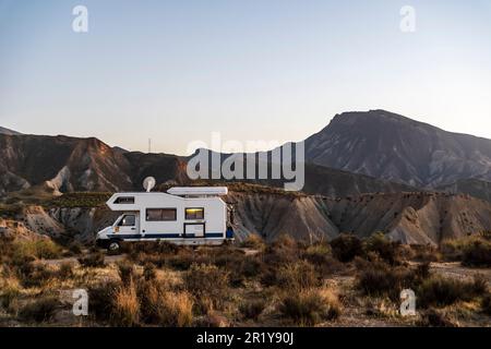 Der Wohnwagen in der Wüste Tabernas (Spanisch: Desierto de Tabernas) ist eine der halbtrockenen Wüsten Spaniens, die sich in der südöstlichen Provinz Spaniens befindet Stockfoto