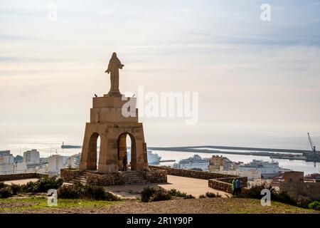 Almeria, Spanien - Dezember 31. 2022: Herrliche Aussicht auf cerro San Cristobal, Almeria, andalusien, Spanien Stockfoto