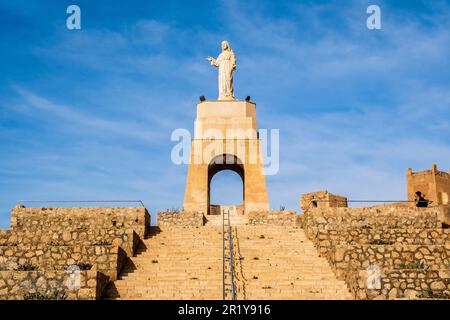 Almeria, Spanien - Dezember 31. 2022: Herrliche Aussicht auf cerro San Cristobal, Almeria, andalusien, Spanien Stockfoto