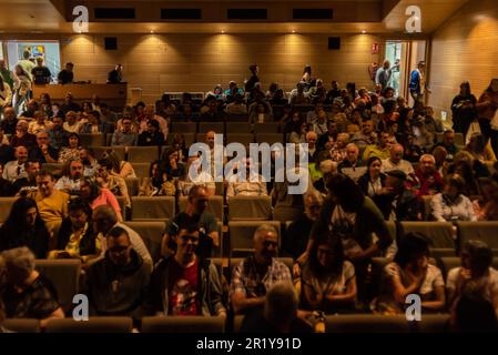 Cangas, Spanien. 13. Mai 2023. Das Publikum betritt das Theater und die Haupthalle, wo es voll war. Kredit: Xan Gasalla / Alamy Live News Stockfoto