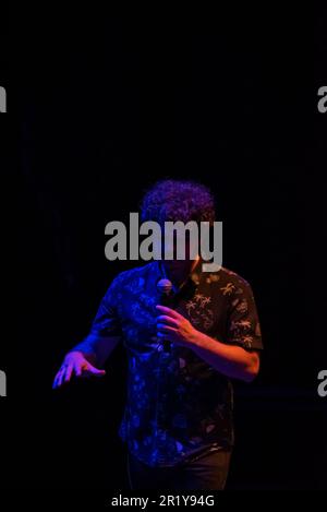 Cangas, Spanien. 13. Mai 2023. Der Schauspieler und Komiker Xoxe touriñan während der Vorstellung der Show Aqui Tou mit dem Set des Stücks im Hintergrund Stockfoto