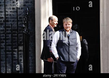 Charlie Ireland (links) und Bauernunternehmen Kaleb Cooper, von Clarkson's Farm, vor der 10 Downing Street, London, wo Supermarkthäuser und Handelsorganisationen am UK Farm to Fork Summit teilnehmen, an dem Vertreter aus der Lebensmittel- und Landwirtschaftsindustrie teilnehmen. Foto: Dienstag, 16. Mai 2023. Stockfoto