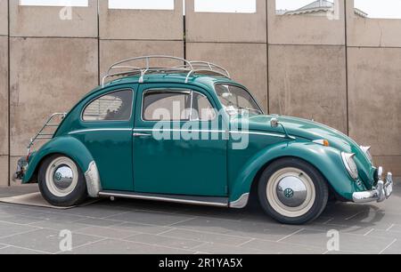 Scheveningen, Niederlande, 14.05.2023, glänzender Vintage Volkswagen Beetle 1200 ab 1963 in grüner Farbe auf der Oldtimer-Messe mit Luftkühlung Stockfoto