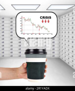 Einweg-Kaffeetasse mit handgehaltener Hand und Krisentabelle Stockfoto