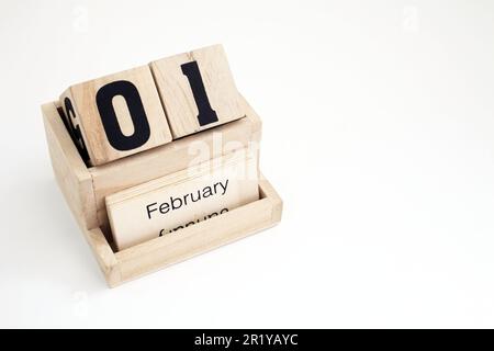 Ewiger Kalender aus Holz, der den 1. Februar zeigt Stockfoto