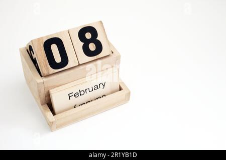 Ewiger Kalender aus Holz, der den 8. Februar zeigt Stockfoto