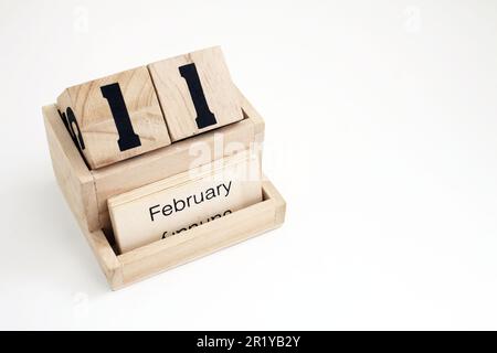 Ewiger Kalender aus Holz, der den 11. Februar zeigt Stockfoto