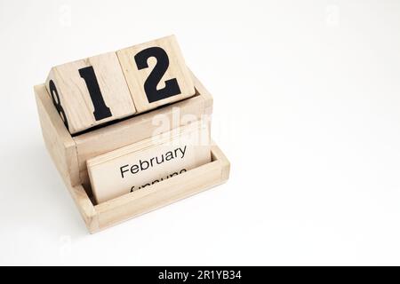 Ewiger Kalender aus Holz, der den 12. Februar zeigt Stockfoto