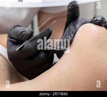 Dermatologe, die Haarentfernungsbehandlung am Hals der Frau mit Elektrolyse durchführt. Elektrische Epilation Im Schönheitssalon, Unbekannter Patient. Horizontal Stockfoto