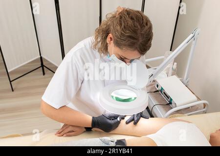 Haarentfernung Mit Elektrolyse Auf Der Hand Von White Young Woman Führt Der Kosmetologe Die Elektrische Epilation Im Schönheitssalon Durch. Horizontale Ebene Stockfoto