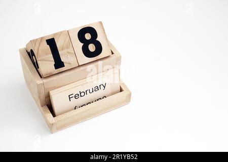 Ewiger Kalender aus Holz, der den 18. Februar zeigt Stockfoto