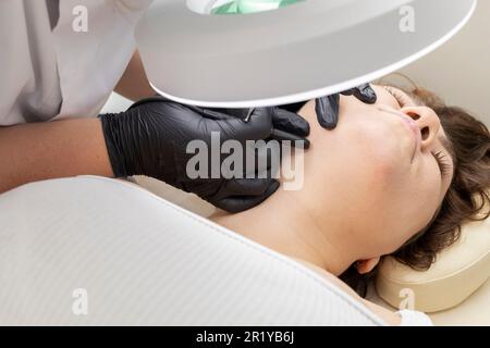 Haarentfernungsbehandlung Am Weiblichen Hals Mit Elektrolyse. Elektrische Epilation Im Schönheitssalon, Unbekannter Patient. Horizontale Ebene Stockfoto