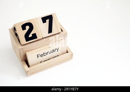 Ewiger Kalender aus Holz, der den 27. Februar zeigt Stockfoto