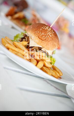 Großer leckerer Burger mit pommes frites Stockfoto
