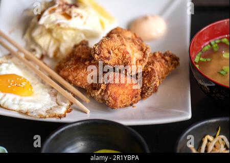 Traditionelles japanisches, in Öl gebratenes Hühnchen Karaage auf einem Teller in einem Café in Japan Stockfoto