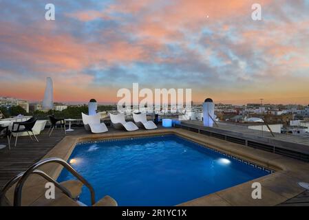 Pool auf dem Dach des Rivera de Triana Hotels, Sevilla, Spanien, Europa. Stockfoto