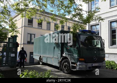 Abbildungen zeigen einen Transportwagen für Gefangene vor einer Sitzung der Ratskammer von Tongeren auf Antrag auf Überstellung von sieben Personen, die während der groß angelegten Polizeioperation gegen die kriminelle Organisation Ndrangheta, Dienstag, den 16. Mai 2023, in Tongeren in Belgien festgenommen wurden. Sieben der 13 Personen, die im Rahmen einer Untersuchung der kalabrischen Mafia, der Ndrangheta, durch die Bundesstaatsanwaltschaft in der Provinz Limburg festgenommen wurden, sind Gegenstand eines von Italien ausgestellten europäischen Haftbefehls. Im Mai 3. fand eine groß angelegte europäische Operation in mehreren Ländern statt. BELGA Stockfoto