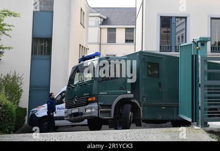 Abbildungen zeigen einen Transportwagen für Gefangene vor einer Sitzung der Ratskammer von Tongeren auf Antrag auf Überstellung von sieben Personen, die während der groß angelegten Polizeioperation gegen die kriminelle Organisation Ndrangheta, Dienstag, den 16. Mai 2023, in Tongeren in Belgien festgenommen wurden. Sieben der 13 Personen, die im Rahmen einer Untersuchung der kalabrischen Mafia, der Ndrangheta, durch die Bundesstaatsanwaltschaft in der Provinz Limburg festgenommen wurden, sind Gegenstand eines von Italien ausgestellten europäischen Haftbefehls. Im Mai 3. fand eine groß angelegte europäische Operation in mehreren Ländern statt. BELGA Stockfoto