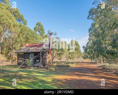 Eine alte Arbeiterhütte in einem Sägewerk in der Nähe von Donnelly River Village in Westaustralien. Stockfoto